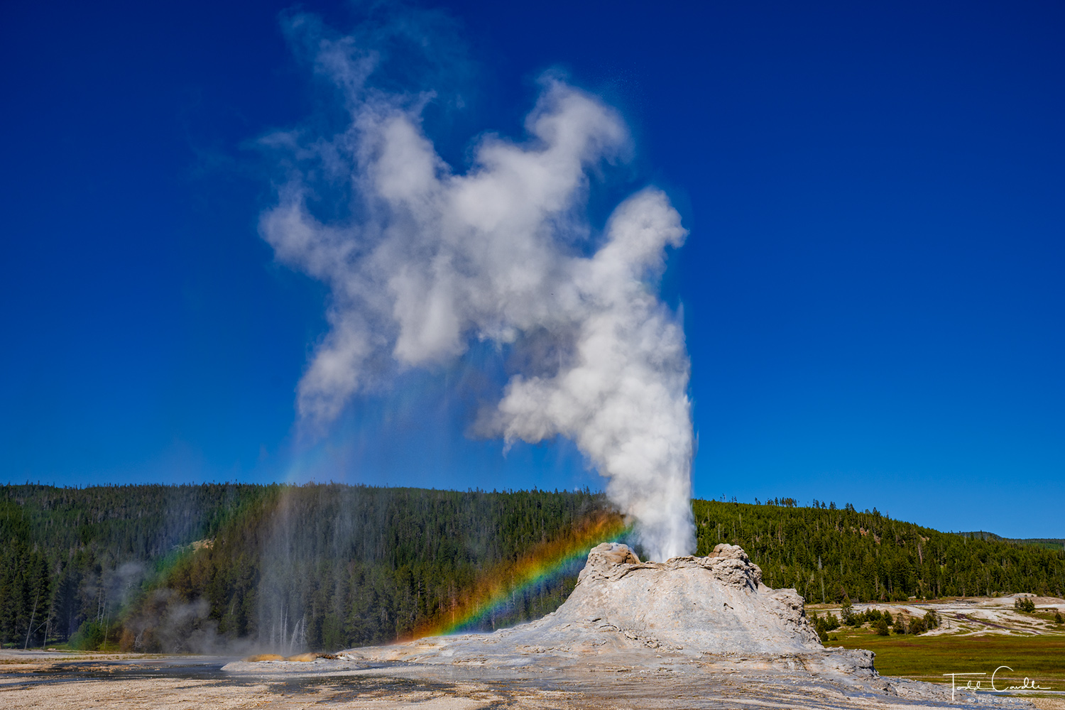 Maiden of the Mist Do you see her? The steam from Castle Geyser appears to form into the shape of a woman towering over her surroundings.
